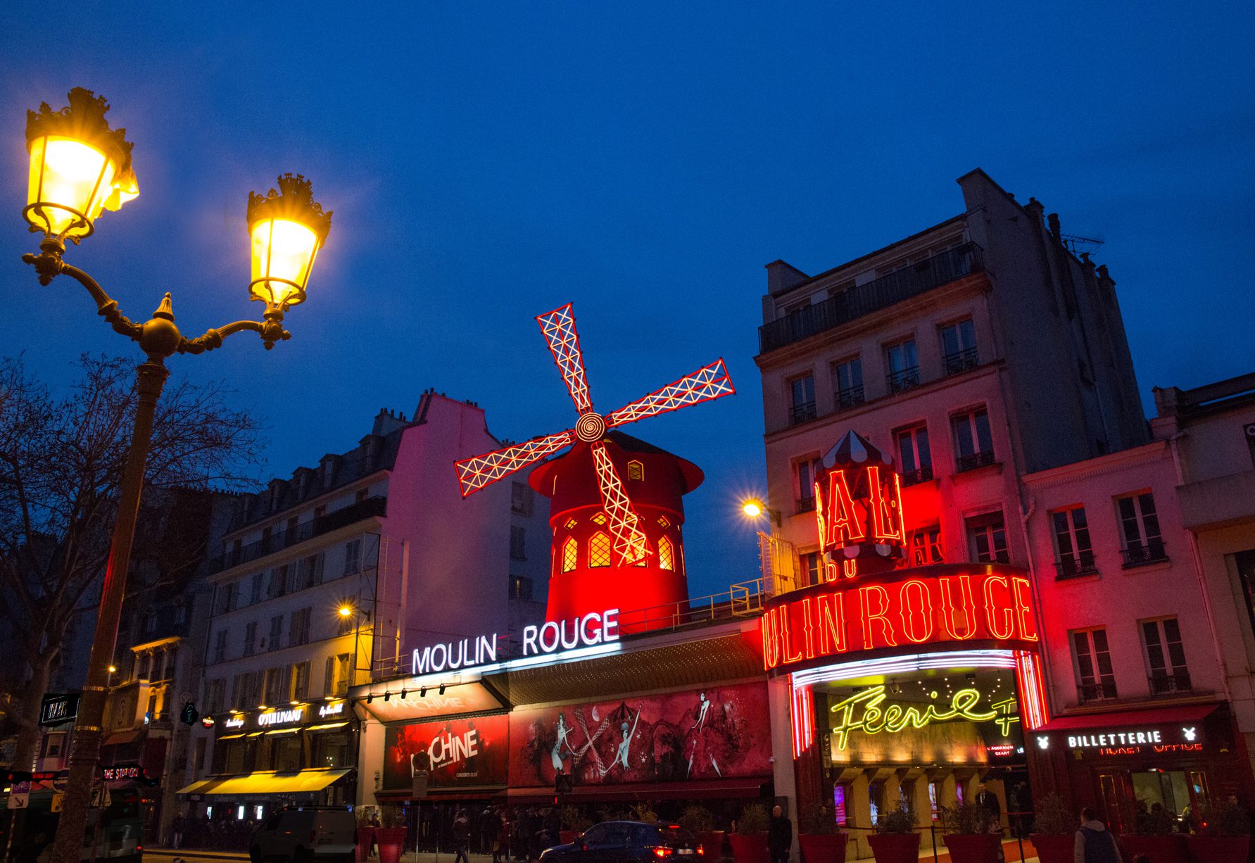 Facade Moulin Rouge (2 lamp) PF ©Moulin Rouge-D.Duguet