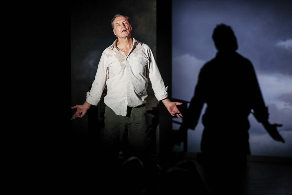 LE POISSON-SCORPION LE POISSON-SCORPION
De Nicolas BOUVIER
Avec Samuel LABARTHE
Mise en scène Catherine SCHAUB
filage Théâtre de Poche-Montparnasse